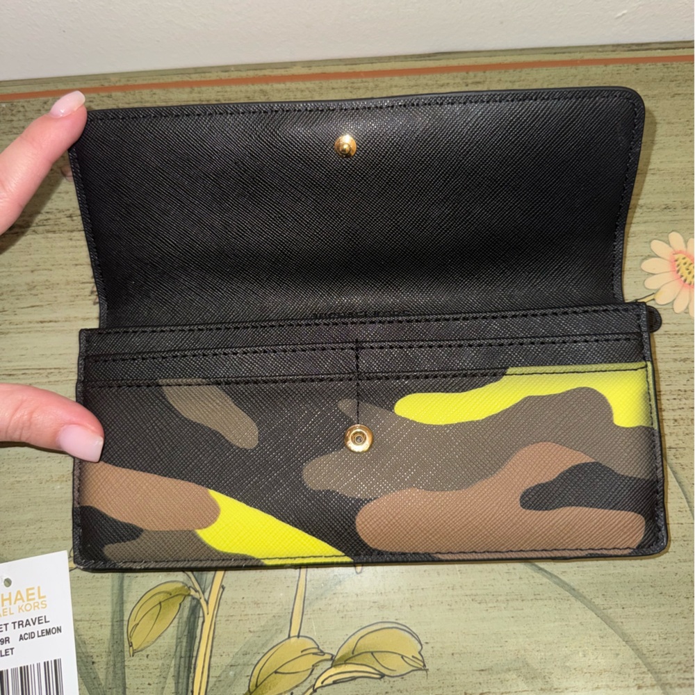 Michael Kors Jet Set Travel Wallet - Picture 7 of 9